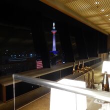 カウンター席から京都タワーが見えます。