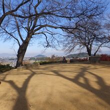 展望広場。正面は耳成山