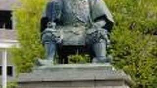 甲府駅南口に、信玄公（子）座像、北口に信虎公（父）立像がありました