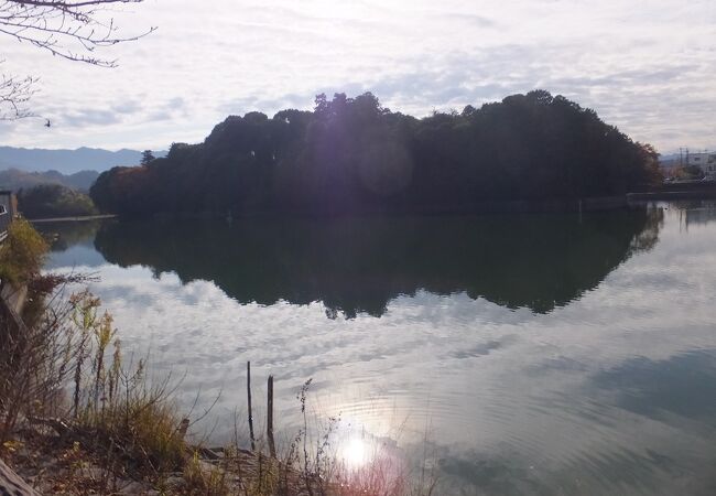 つるぎ池に浮かぶ小山。