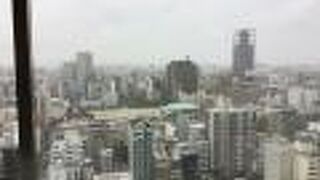 近隣にあるNHK支局のビルが目立つ。