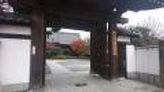 ひっそりと建つ寺院