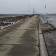 海にのびる道