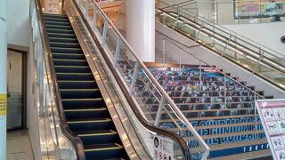 コンビニやATMも