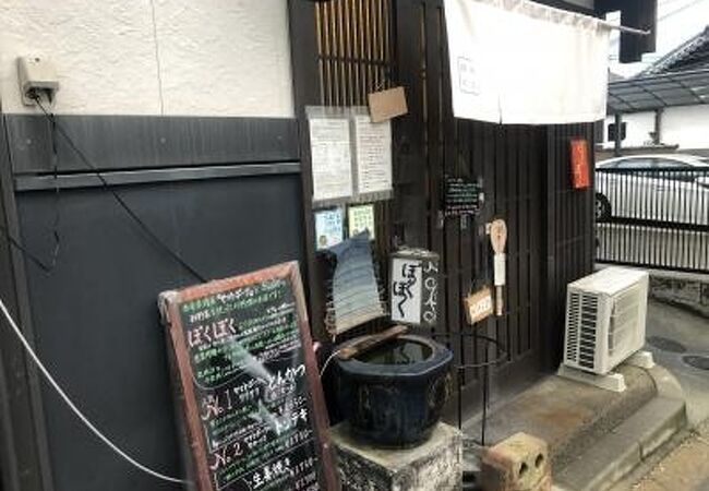 小路にあります。