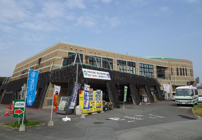 前方後円墳型の道の駅（道の駅 きくすい〔菊水ロマン館〕） 