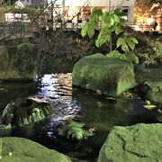 四柱神社の前の女鳥羽川の畔にあります。