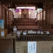 荒立神社の手前にあります