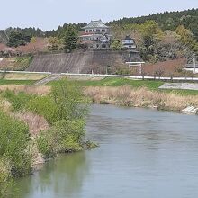 江合川に架かる涌谷大橋から見た城山公園と天守閣風資料館。