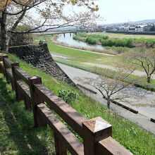 城山公園から見た江合川や涌谷大橋方向の景色。遠景は涌谷町。