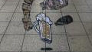 地面にはトリックアート