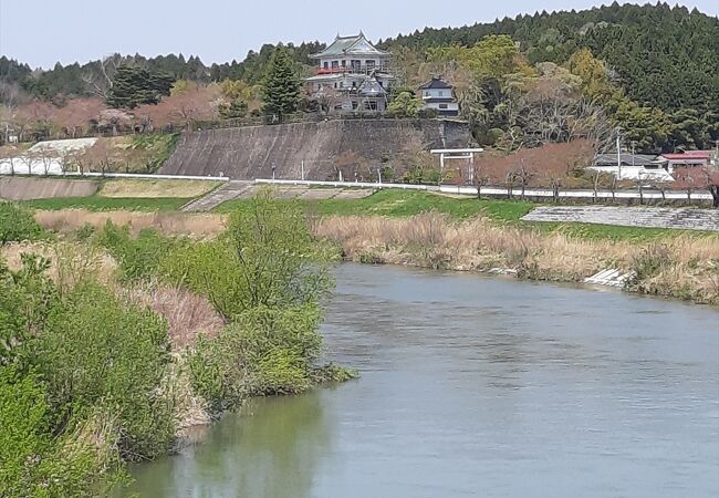 江合川と涌谷町を見下ろす細長い高台の上の公園