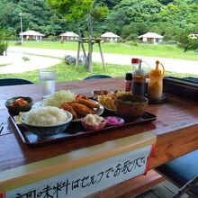 白身魚フライ定食700円、量が多い！