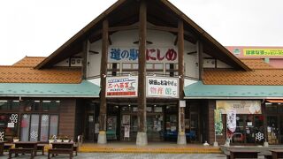 隣接地に温泉施設やスーパーがある道の駅