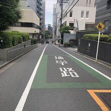 坂ってほどではない道　市ヶ谷方面