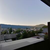 部屋の窓から阿蘇を眺める