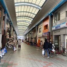 アーケード街の中に自転車が駐輪できる広さ