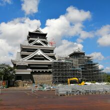 復興途中でまだ足場が残っていました