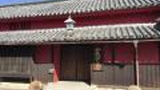かめびし屋（香川県東かがわ市）：真っ赤な外壁