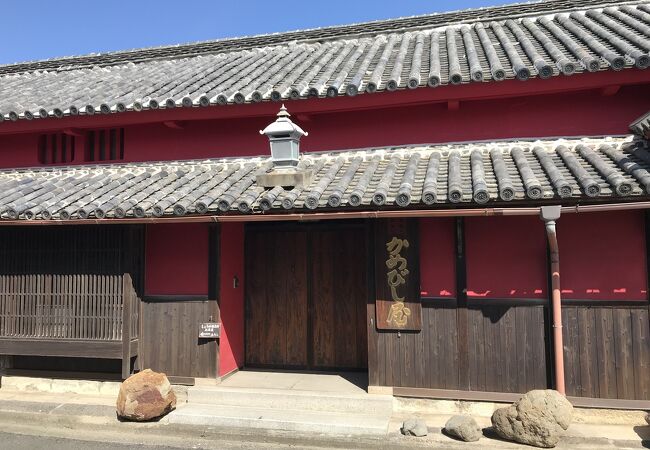 かめびし屋（香川県東かがわ市）：真っ赤な外壁