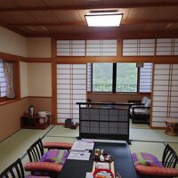 泊まった2階の角部屋（201）の様子。4人でも余裕の広さ。