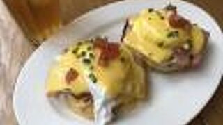 エッグベネディクトを堪能。