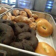 銀のトレーのままおかれて販売