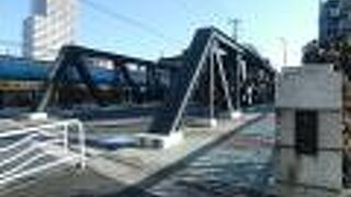 鉄道の橋のような、鉄骨のいかついトラス橋