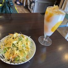 サラダとマンゴラッシー