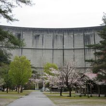1964年（昭和39年）竣工のアーチ式コンクリートダム