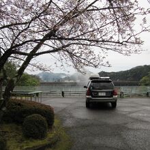 ダム右岸は公園となっていて駐車場有り