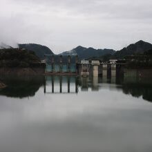 洪水吐は堤体とは別箇所に設置