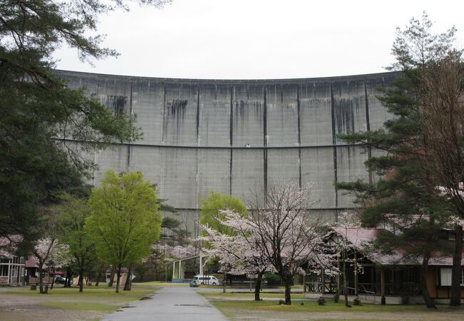 アーチ式ダムとしては日本最大の貯水量を誇ります