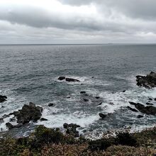 太平洋の波がくだける岩の数々