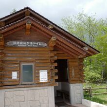 駐車場にあるトイレは、雨水使用の水洗トイレです。