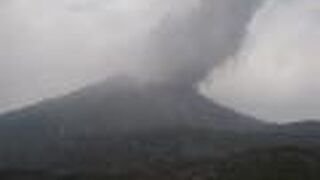いまだ噴煙を上げ続ける活火山のふもとに立地する全国でも希有な道の駅
