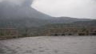 霧島錦江湾国立公園の中央に位置し、周辺各所から眺望できる火山が桜島です。