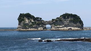 真ん中に穴が開いている島