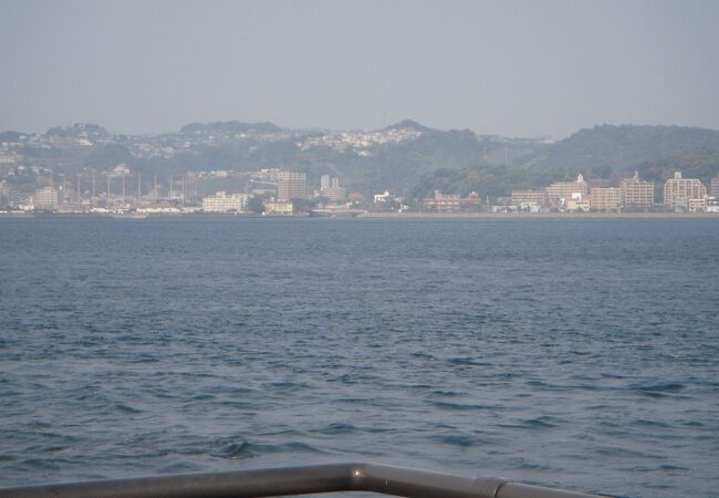 物産館の展望台からは、桜島を背景に巨大な桜島大根のモニュメント、維新志士の詩と記念撮影ができます。