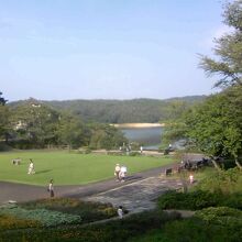 村内から臨む入鹿池