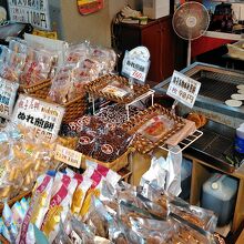 焼きたてのぬれせんべいを食べられます