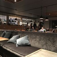 バーはソファ席も多くゆったり。レストランとは別