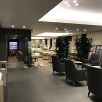 1階フロント前と奥は食堂