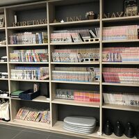 1階フロント横エレベーター前のアメニティとコミック