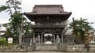 見応えある立派な山門