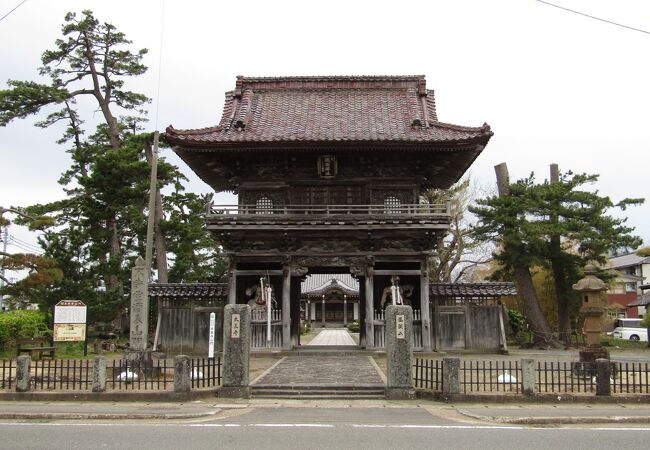 見応えある立派な山門