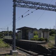 1両編成の電車がのんびりと走る路線