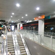 地下鉄との乗換駅です