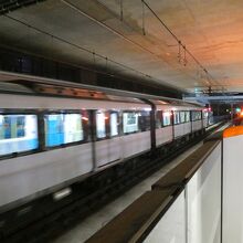 中央の２と３番線はシドニー メトロ ノースウエスト線専用です