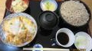 刻み鴨せいろが名物だが、カツ丼が肉厚で美味だった。